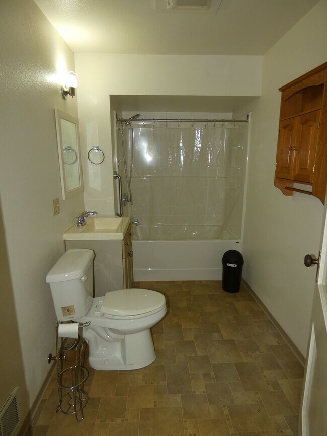 Building Photo - Centrally located 2 bedroom