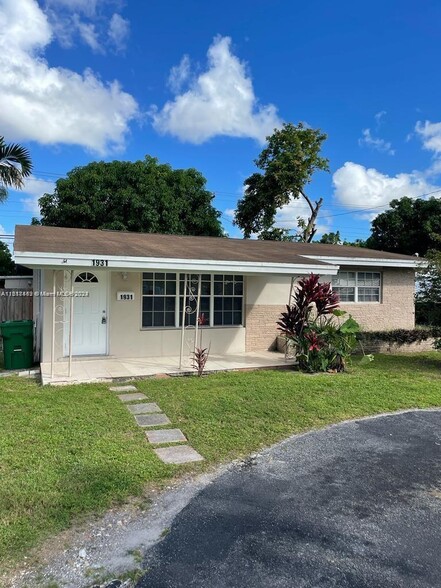 Building Photo - 1931 Bahama Dr