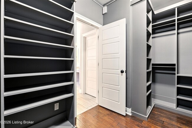 Building Photo - 10910 Kings Crown Dr