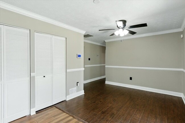Building Photo - 643 University Dr