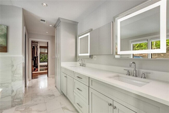 Building Photo - 1100 Kingston Dr NE