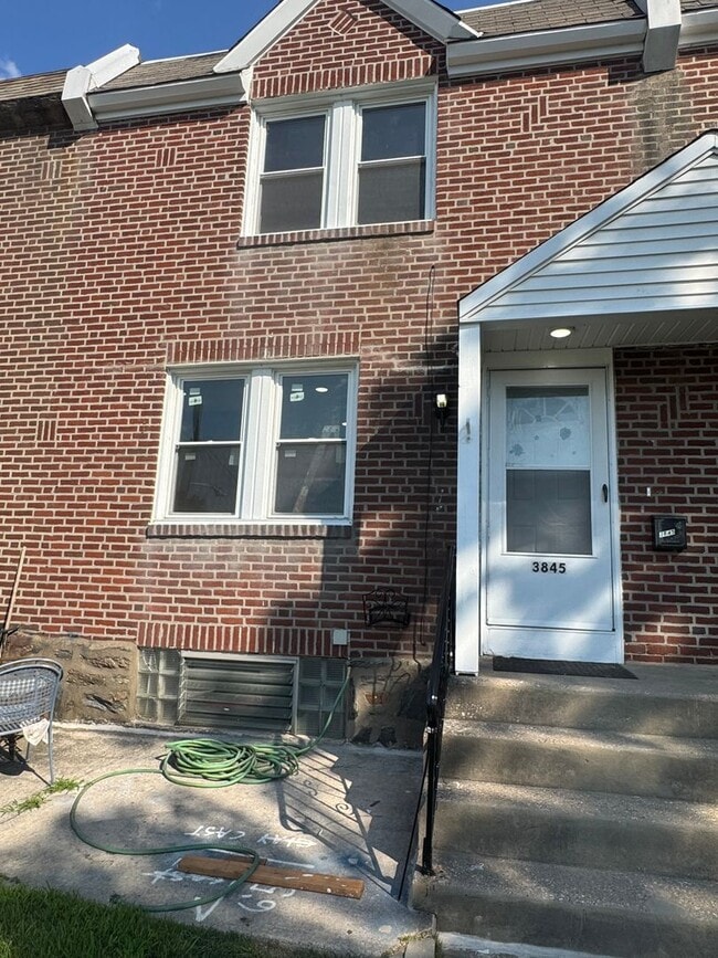 Primary Photo - Beautiful Row Home in th heart of Drexel Hill