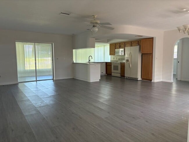 Building Photo - ******HOLIDAY SPECIAL NO RENT FOR DECEMBER****** Charming 2-Bedroom Home in Prime Cape Coral Loca...