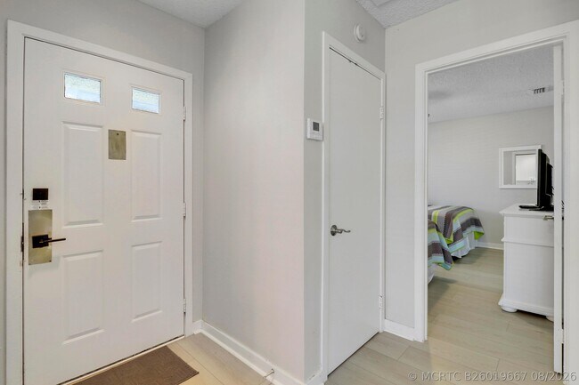Building Photo - 811 Club Dr