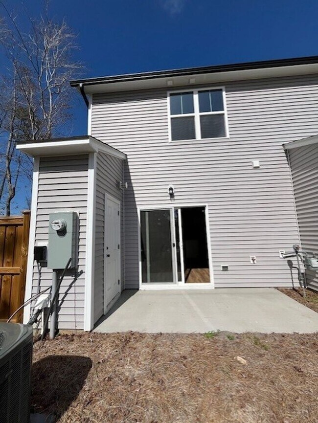 Building Photo - Discover this modern townhouse in Winnabow, NC,