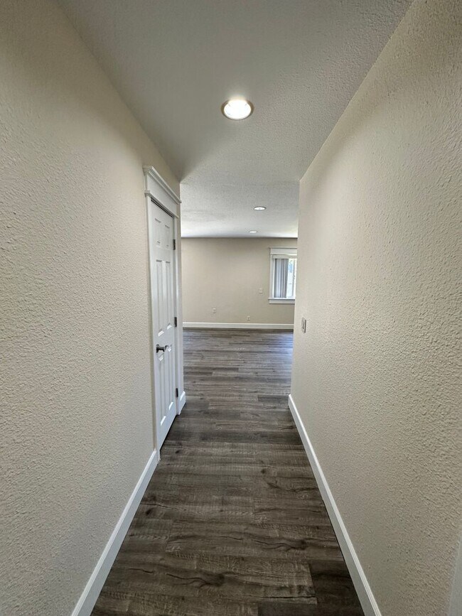 Building Photo - Costa Mesa Upgraded 4 bed 2 bath House in Prime location