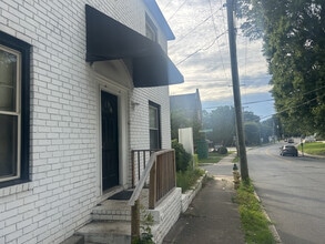 Building Photo - Room in Apartment on Kerr St NW