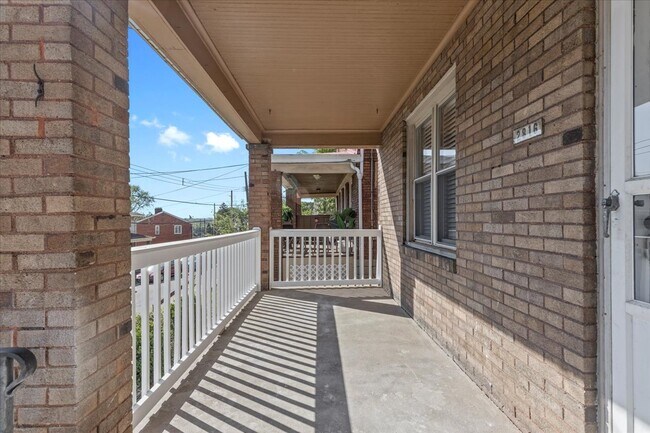 Building Photo - 2816 Clermont Ave