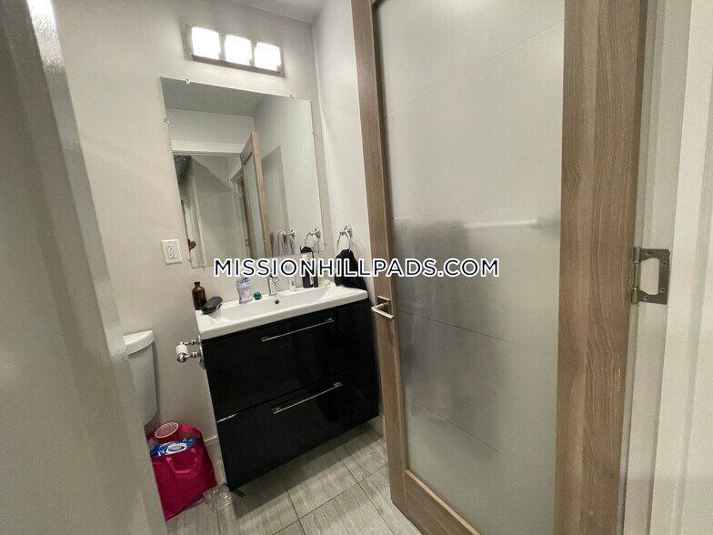 Building Photo - 407 Dudley St