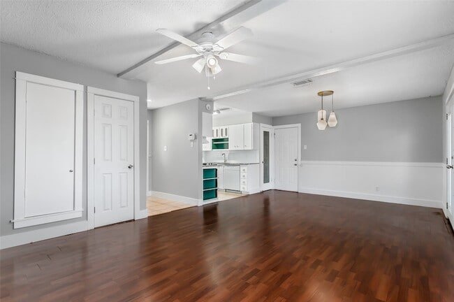 Building Photo - 2121 Travis Dr