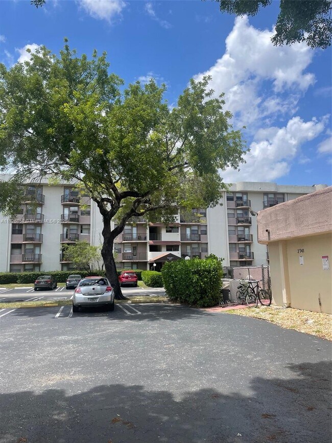 Building Photo - 2771 Riverside Dr