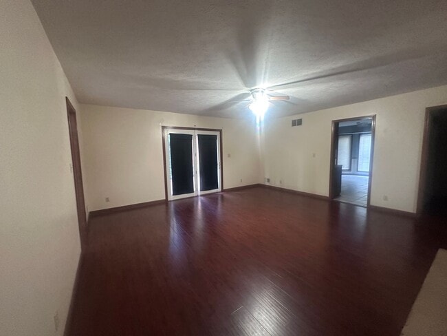 Building Photo - 1002 Juniper Springs Dr