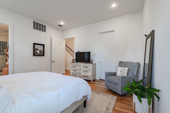 Building Photo - 3 Bed 3 Bath Townhome - Gated Community & Downtown Views! Lower Greenville area