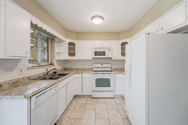 Building Photo - AVAILABLE FOR IMMEDIATE MOVE IN