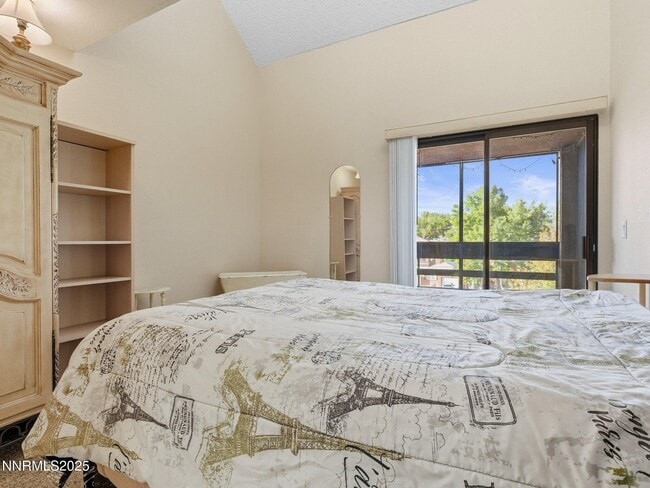 Building Photo - 3095 Lakeside Dr