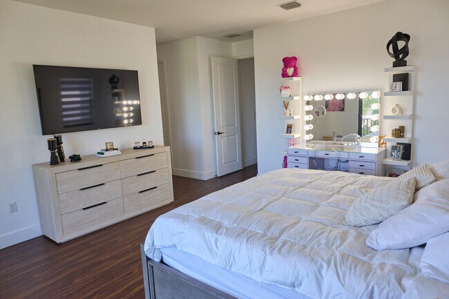 Building Photo - 9909 W 32nd Ln