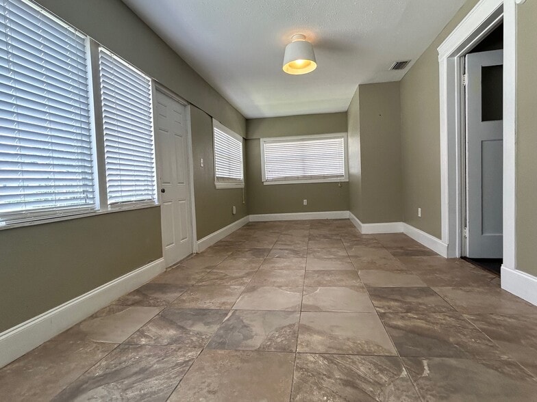 Enclosed bonus room view 2 unfurnished - 419 E Belmar St