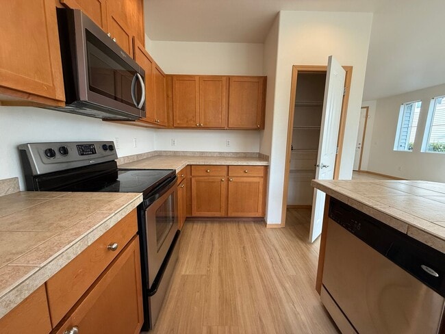 Building Photo - Three Bedroom Townhome in DuPont