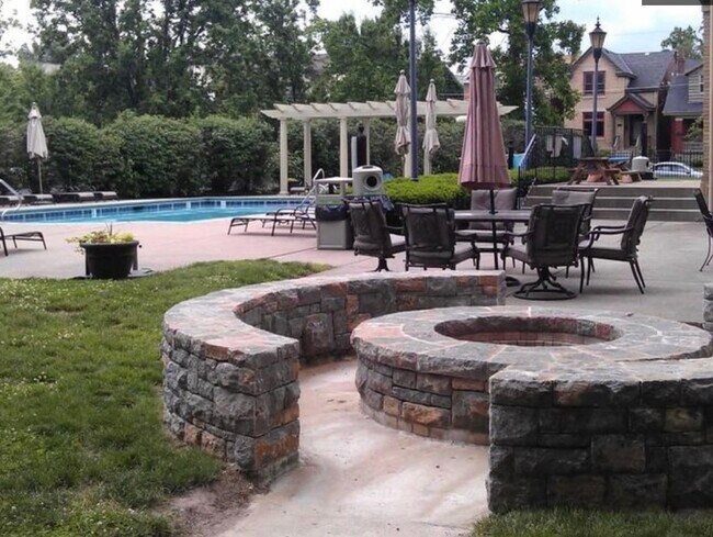 Building Photo - 803 E 6th St