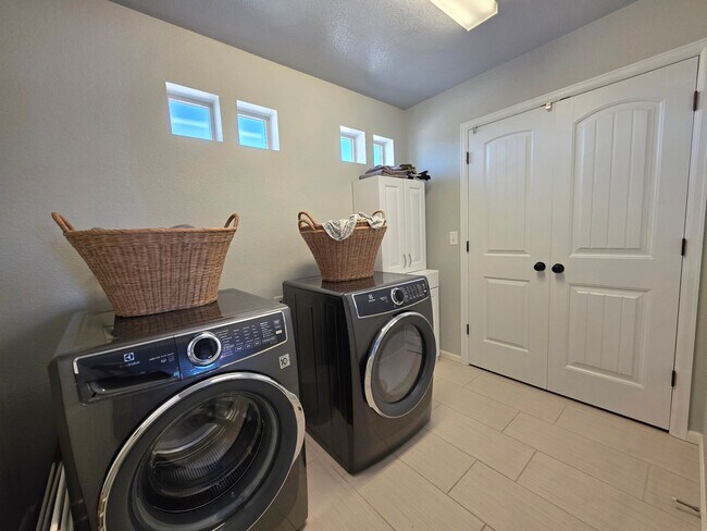Building Photo - Gorgeous 4 Bed 4 bath Home In Banning Lewis Ranch!!