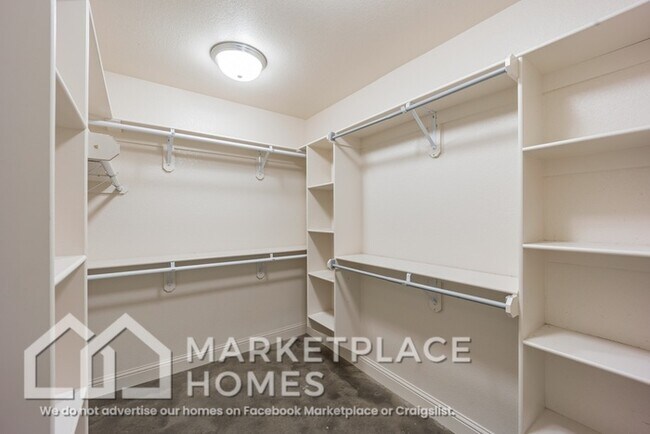Building Photo - 3211 SW Stonepoint Ave
