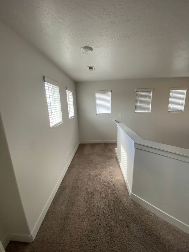 Building Photo - Beautiful House with basement apartment