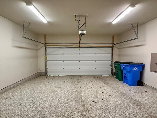 Building Photo - 6814 E Riverside Dr