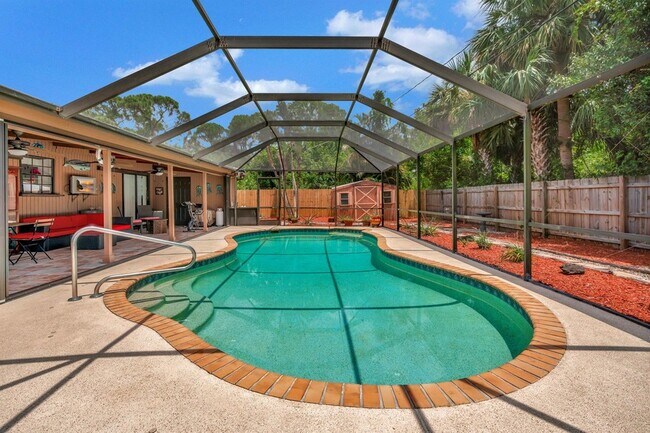 Building Photo - 691 NW Sharpe St