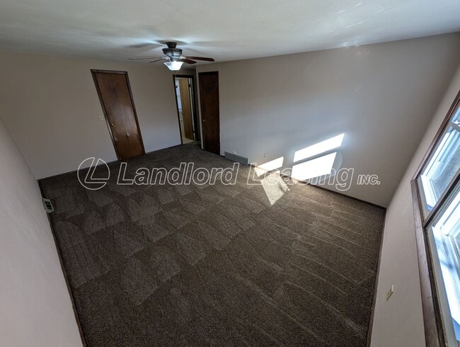 Building Photo - Spacious 4-Bedroom Colonial on Beautiful W...