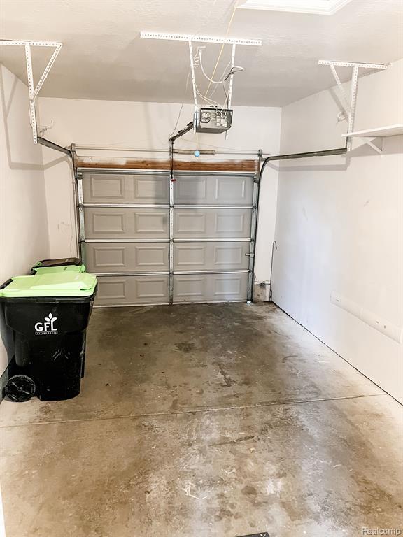 Building Photo - 1104 E Oak Dr