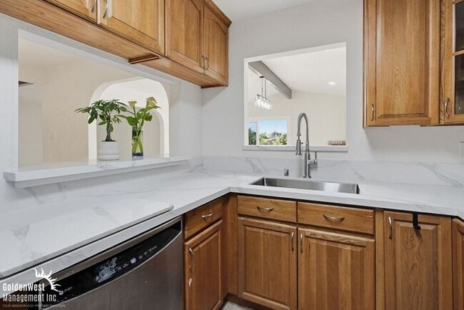 Building Photo - Newly Remodeled 5Bdm 2Ba Home with Huge Patio!