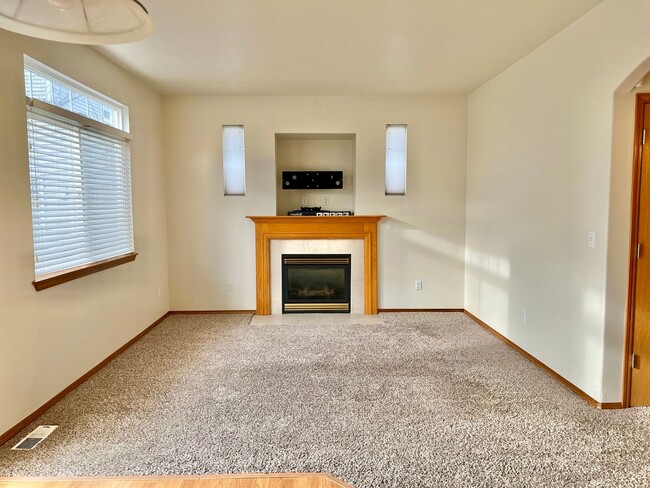Building Photo - Excellent Location in Fishers Landing near...