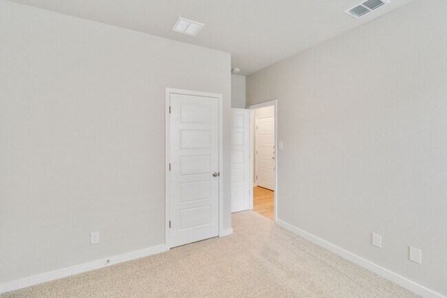 Building Photo - Brand New Luxury Duplex Available Today