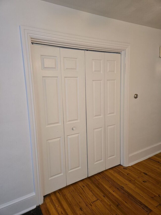 Building Photo - 552 E King St