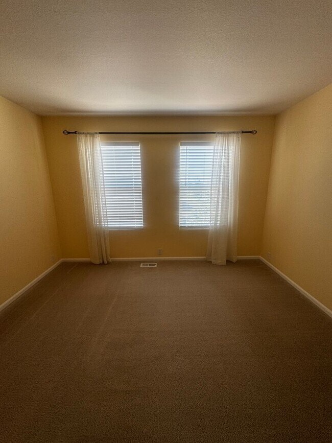 Building Photo - 2 Bed 3 Bath Townhome on Dublin & Powers