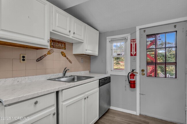 Building Photo - 177 Creek Rd