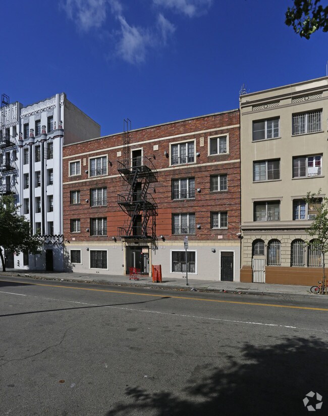 Building Photo - Modern Living in Koreatown: Stylish Studio Apartment