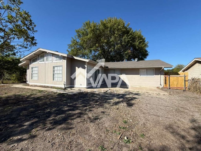 Building Photo - 7462 Meadow Breeze Dr