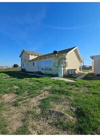 Building Photo - Modern 3 Bedroom 2 Bath Ranchette in Crows...