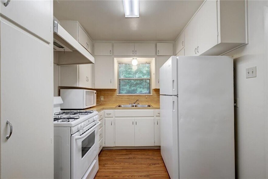 Building Photo - 607 Bellevue Plz