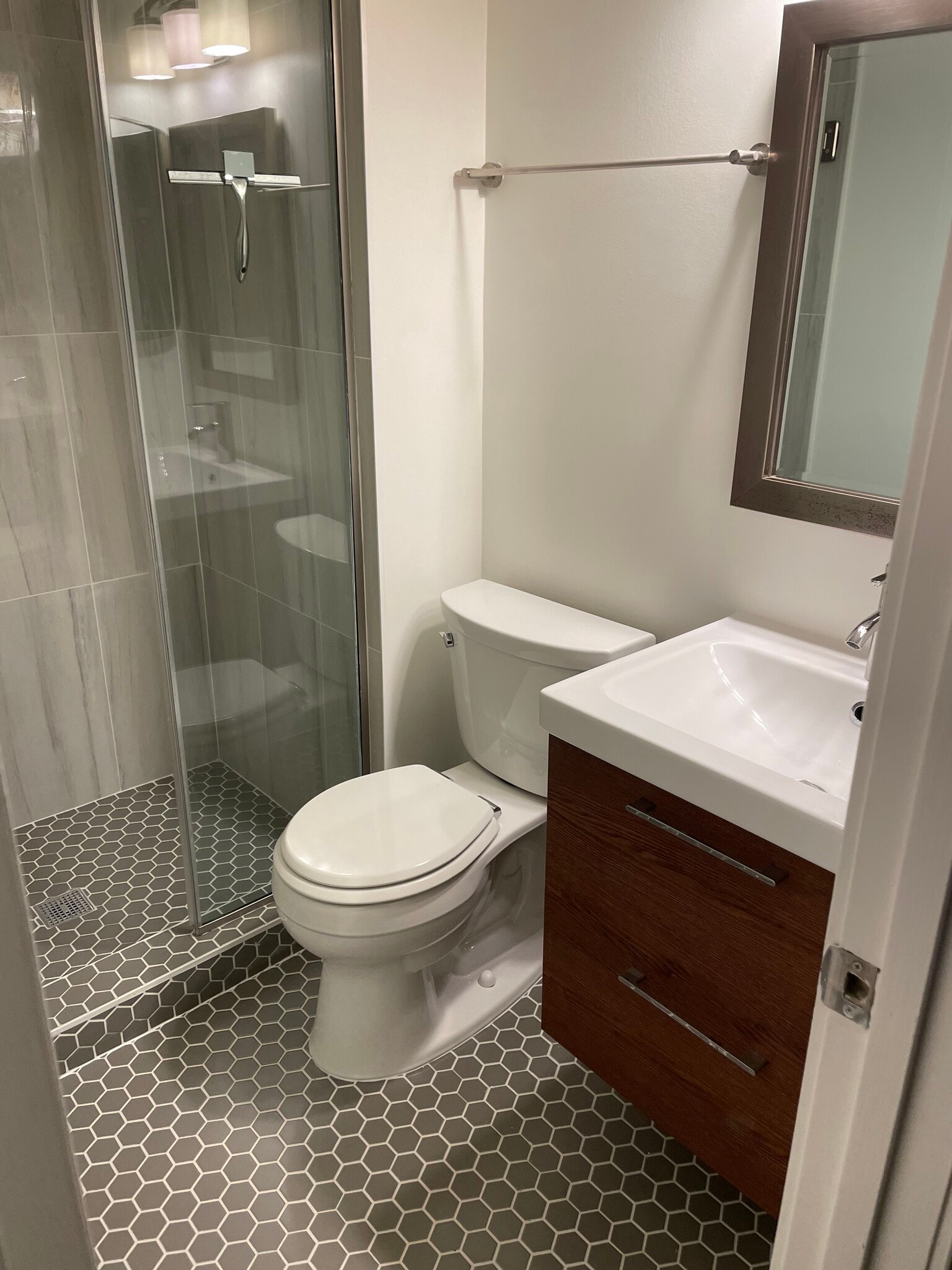 Master Bathroom - 2681 Glengyle Dr