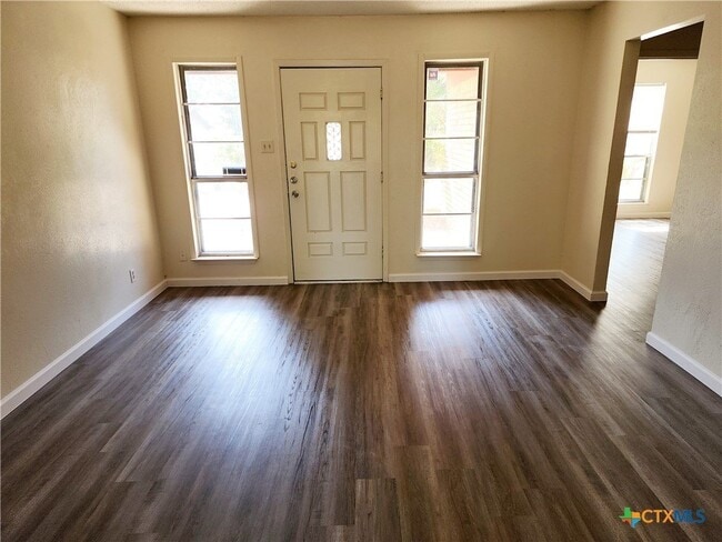 Building Photo - 2303 Daisy Dr