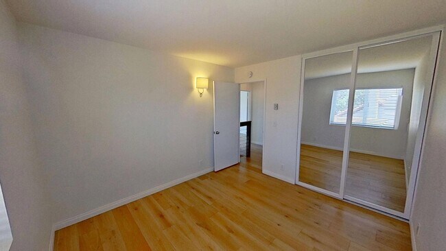 Building Photo - Spacious 3 bed / 3 bath in the More Mesa area