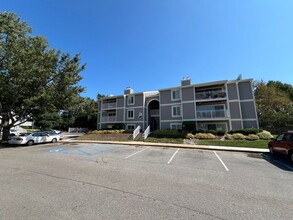Building Photo - 2 Bedroom 2 Bath Condo on 2nd Floor