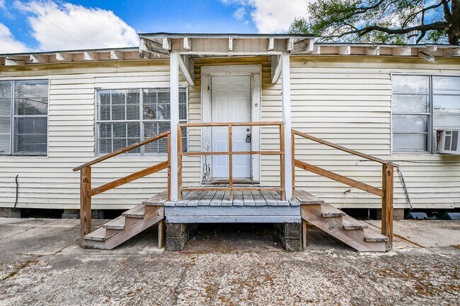 Building Photo - 941 Lucky St