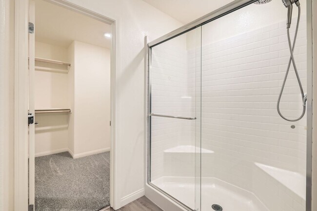 Building Photo - Spacious & Smart: Southern Highlands 4-Bed...