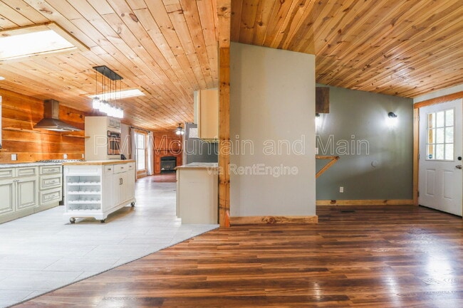 Building Photo - 3113 Revere Rd