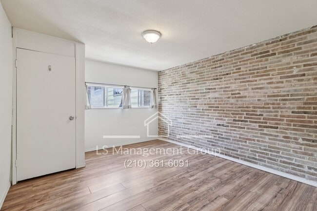 Building Photo - 408 Ira Ave