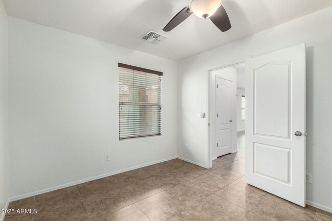 Building Photo - Beautiful 3 bedroom plus den, 2.5 bath hom...