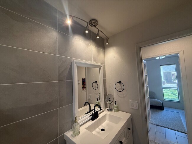 Building Photo - 1925 Bunting Ct